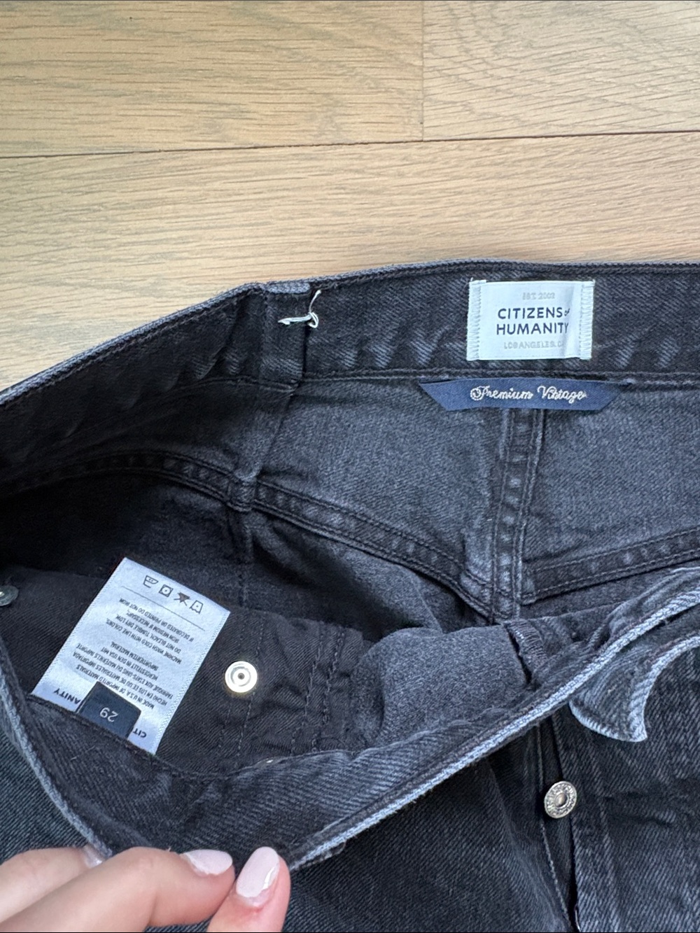 Citizens Of Humanity Horseshoe
barrel-leg jeans - Picture 4 of 5